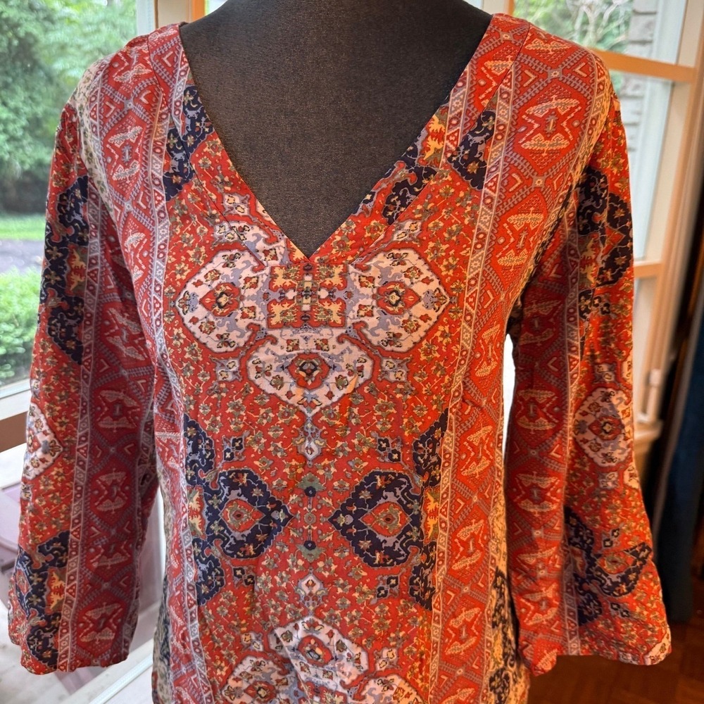 Crosby Boho V-neck top lightweight vibrant rust-colored paisley pattern Sz M